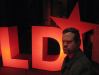 20100125 - Willst du ne Frise wie Herr Lobo mach Faxen vor Herrn Burdas Logo Mit Dank an @lyssaslounge fuers Abdruecken.jpg - 2010:01:26 01:29:30
